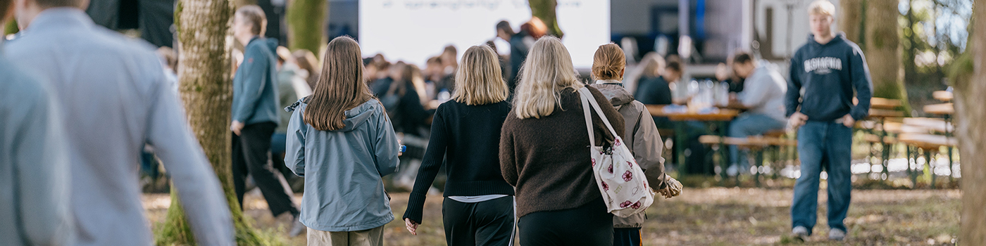 Gruppe af unge mennesker deltager i Makerfest